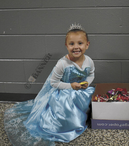 20241028-152014-06e-web2-MES-Fall-Fest-candy-DSC_0102.jpg