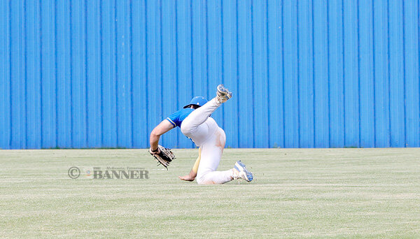 20250515-131210-87d-web2-HHS-BB-sect-gray_eubanks-diving-catch_61A9466.jpg