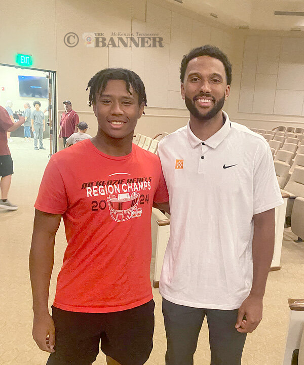 Titans Player Speaks to Local Football Teams