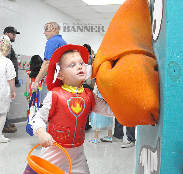 20251028-122952-772-web2-MES-FallFest-PickNose-DSC_0212.jpg