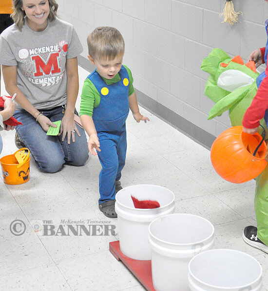 20251028-122953-576-web2-MES-FallFest-ScarecrowThrow-DSC_0277.jpg