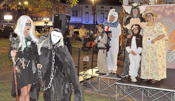 20251028-124205-4fd-web2-McK-Boo-costume-FearsomeFamilies-DSC_0048.jpg