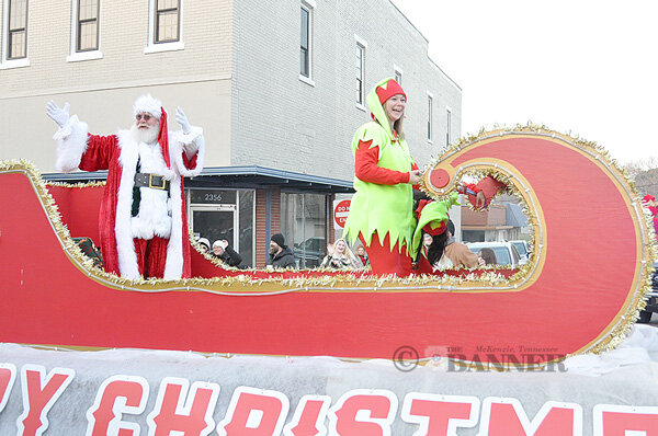 20251209-101453-161-web2-McK-xmas-parade-Santa-DSC_0567.jpg