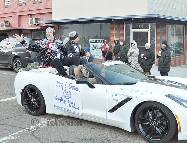 20251216-132235-e6b-web2-McK-parade-SeniorCenterKQ-DSC_0533.jpg