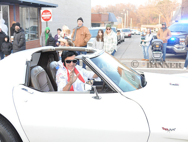 20251216-132228-bed-web2-McK-parade-Elvis-DSC_0363.jpg