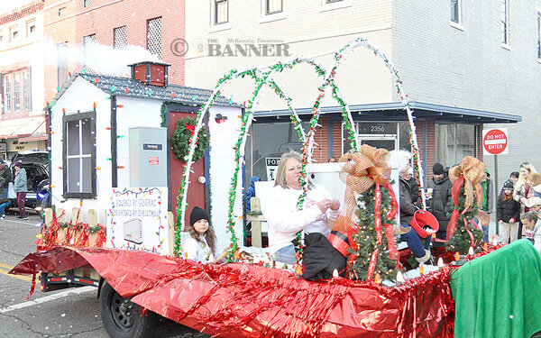 20251216-132232-c06-web2-McK-parade-KmenElectric-DSC_0418.jpg