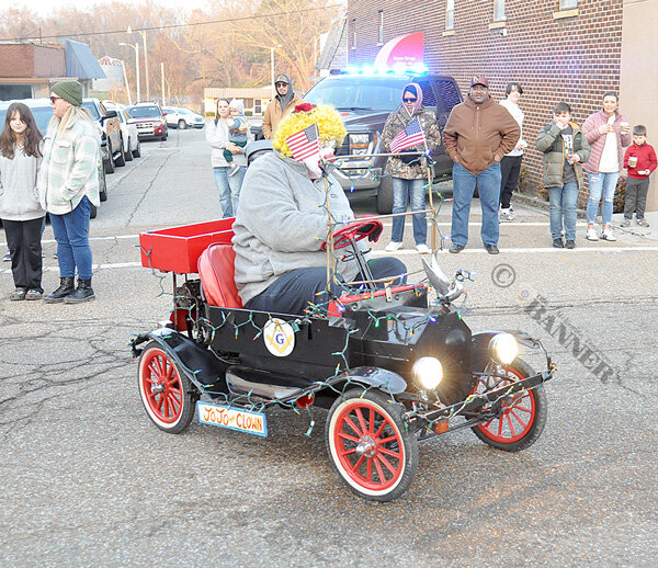 20251216-132226-167-web2-McK-parade-clown-DSC_0406.jpg