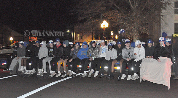 20251216-132048-7d4-web2-Hdon-parade-football-DSC_0021.jpg