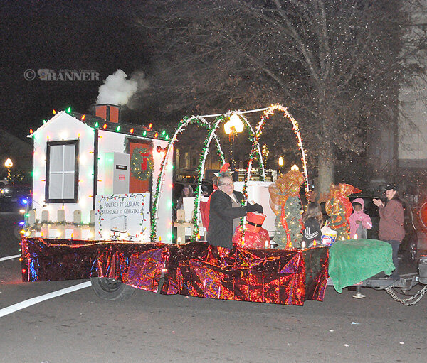 20251216-132050-8e4-web2-Hdon-parade-KmanElectric-DSC_0111.jpg