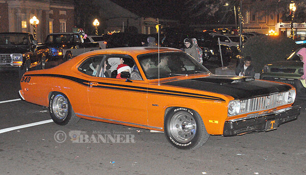 20251216-132052-28c-web2-Hdon-parade-orangecar-DSC_0160.jpg