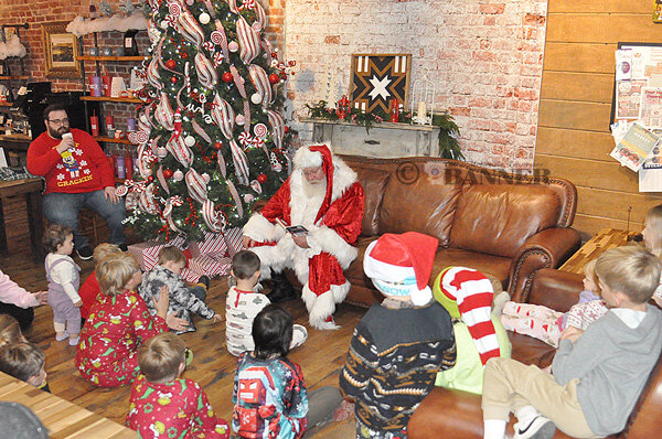 20251216-132041-f0f-web2-HappyBook-SantaStories-DSC_0584.jpg