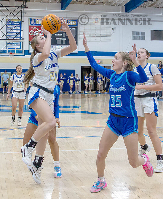 Fillies, Mustangs Advance to Semifinals