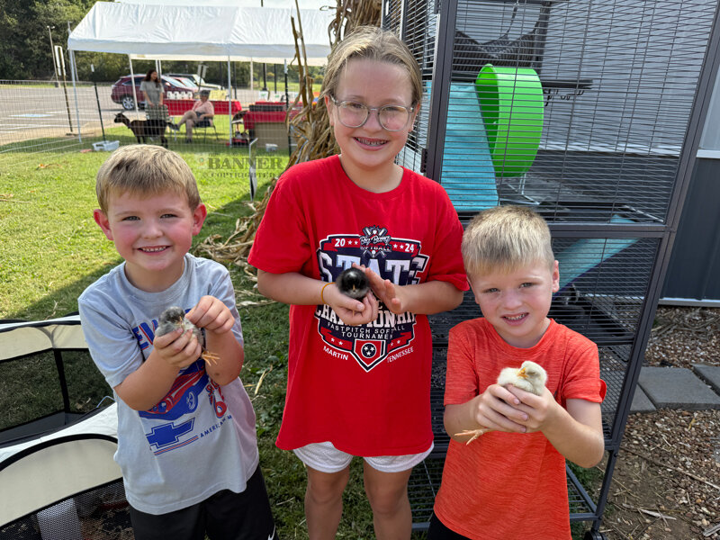 McKenzie FFA Holds Mum Sale