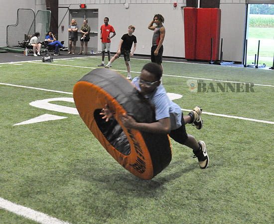 web2-MHS-Youth-FB-tackle-DSC_0011