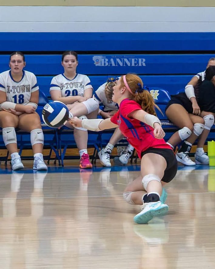 Huntingdon Sweeps Riverside in District Volleyball
